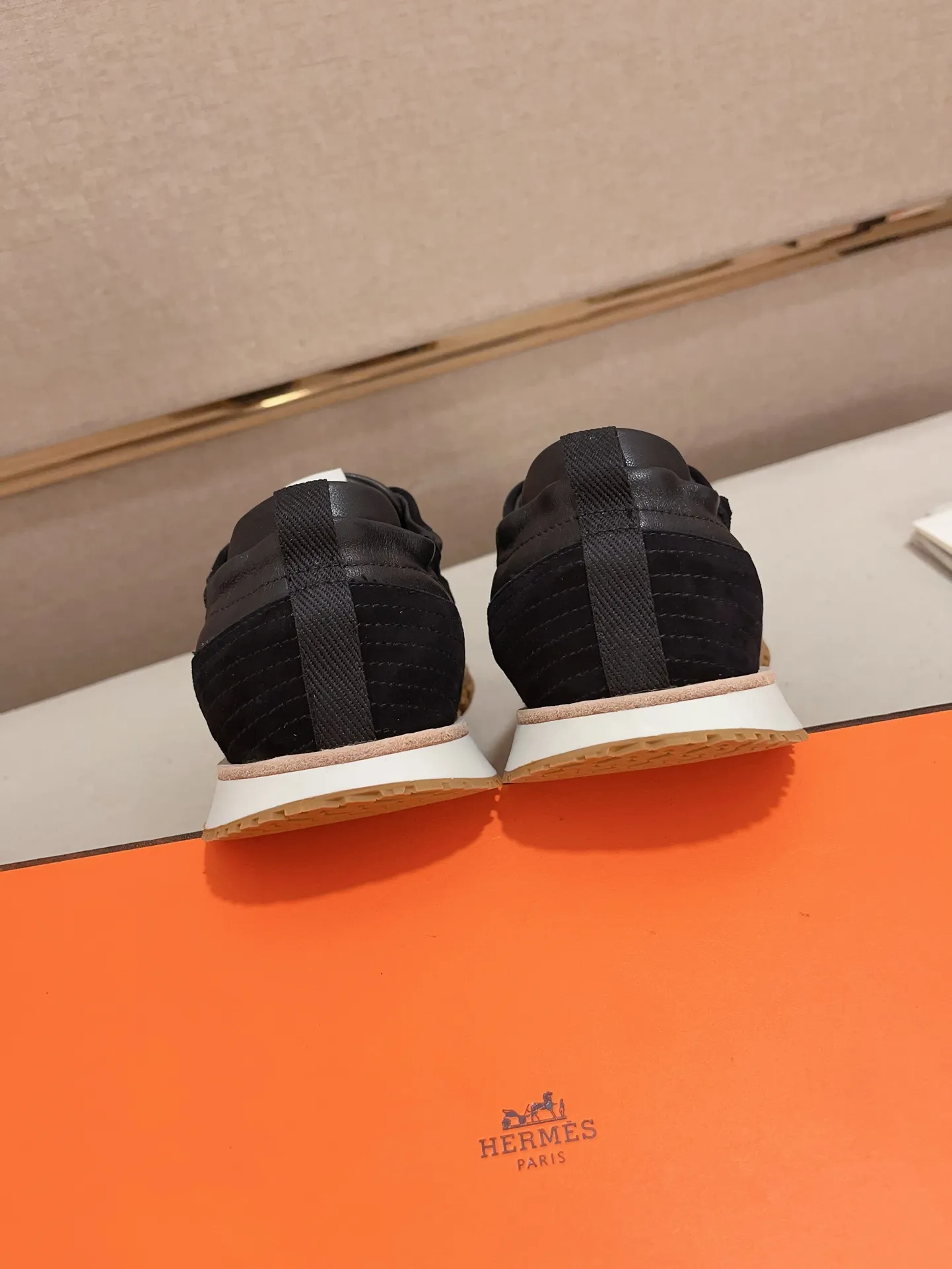 Men's men's shoes 💰: 720💰 Hermes top version # Couple style 💏 24ss casual sneakers Suede goatskin sneakers decorated with contrasting patterns and iconic "H" details, beautifully packaged at the delivery counter 🛍📦 Fabric: suede + cowhide Lining: mixed sheep lining Outsole: original TPU Bottom thickness: 2CM Size: 35-44